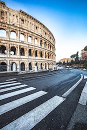 Римская улица в Италии и Колизей нв восходе