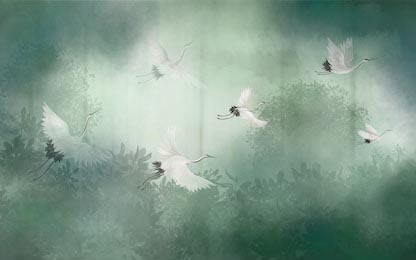 Полет аистов в туманном лесу 