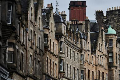 Пустые улицы Эдинбурга: ряд домов на Кокберн-стрит