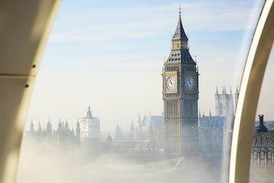 Вестминстерский дворец в тумане видно из Лондонс Ай