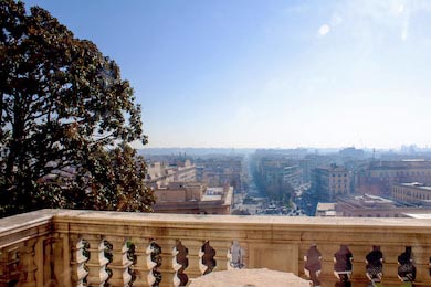 Вид из окна музея Ватикана на городской пейзаж
