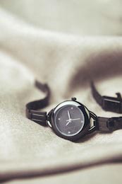 Классические женские наручные часы из металла