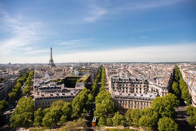 Прекрасная панорама на Париж с Эйфелевой башни 