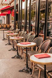 Французское кафе со столиками на террасе в Париже