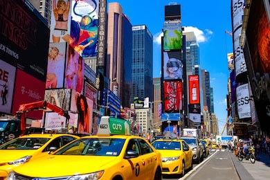Такси Нью-Йорка проезжающими через Манхэттен