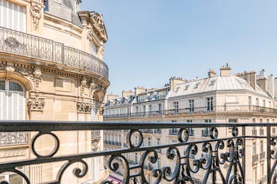 Вид с балкона на парижские здания