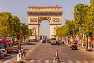 Знаменитый проспект Парижа полный магазинов