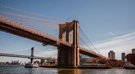 Бруклинский мост в Нью-Йорке вид снизу