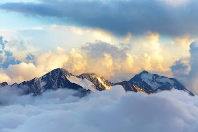 Альпийские вершины покрытые снегом и облаками