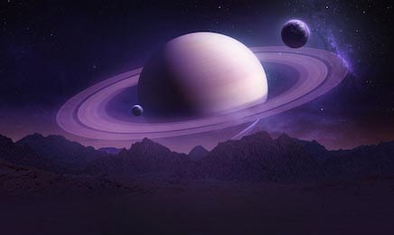 Ночной пейзаж с Сатурном и горами на Земле