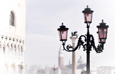 Уличный фонарь с тремя огнями у зданий в Венеции
