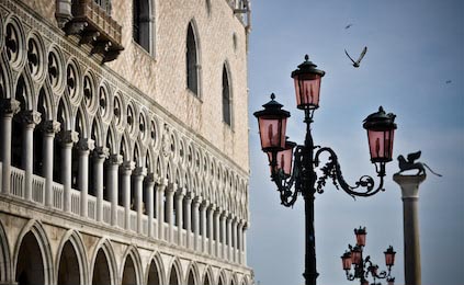 Уличный фонарь с тремя огнями в Венеции
