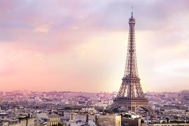 Романтический закат у Эйфелевой башни в Париже