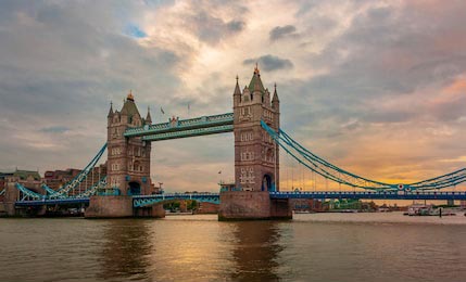 Тауэрский мост, символ Лондона, освещенный на закате
