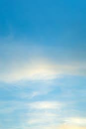 Белые облака в голубом небе в летний ясный день