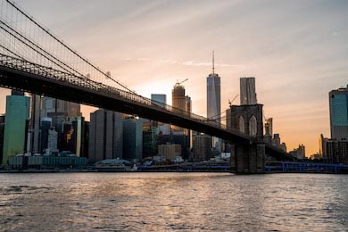 Закат на Бруклинский мосту с видом на Манхэттен