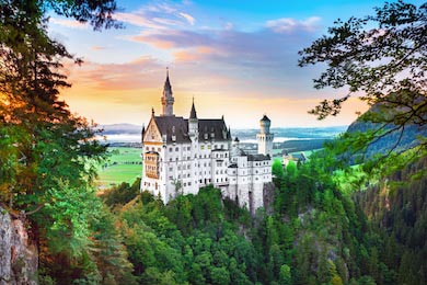 Замок в горах на закате недалеко от Мюнхена 
