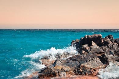 Волны разбиваются о скалы пляжа Кале Мору