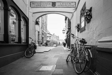 Черно-белые велосипеды припаркованы на улочках