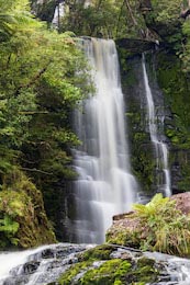 Водопад стекающий с высоких гор в Новой Зеландии