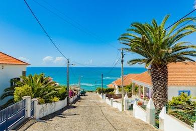 Улочка в португальской океанской деревушке