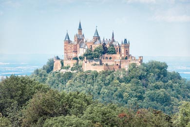 Пейзаж со сказочным готическим замком-дворцом