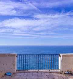 Взгляд с балкона на море в Италии