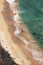 Пляж с серфером ищущим волны в жаркий летний день