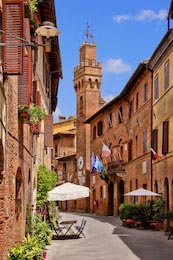 Средневековая архитектура с кафе в Тоскане
