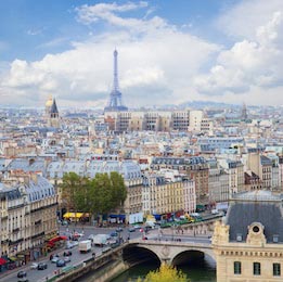 Горизонт города Парижа с голубым небом, Франция
