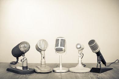 Ретро микрофоны для пресс-конференции или интервью