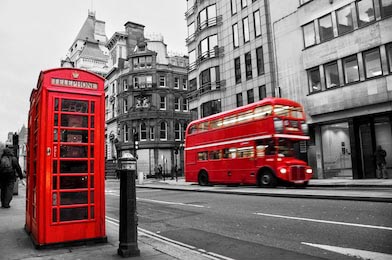 Телефонная будка и автобус на улице Лондона