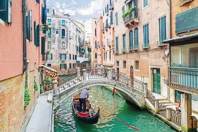Канал с пешеходным мостом в Венеции, Италия