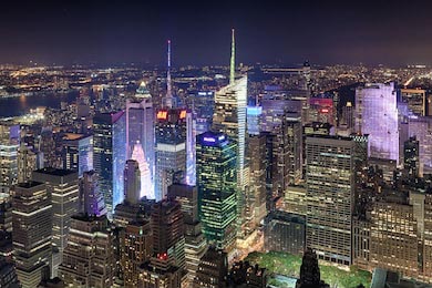 Окраина города и Таймс-сквер с воздуха на здания