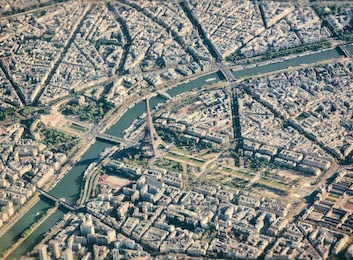 Воздушный вид с самолета на Париж с Эйфелевой башней