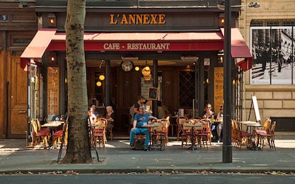 Типичный стрит-кафе в Парижа во Франции