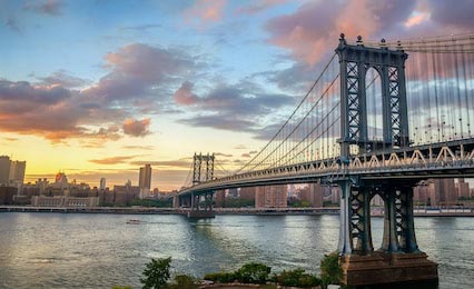 Манхэттенский мост на золотом закате в облаках
