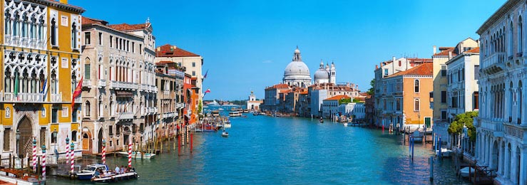 Панорамный вид на знаменитый Гранд-каналв Венеции