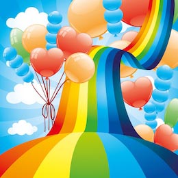 Яркая радуга и воздушные шары на фоне облачного неба