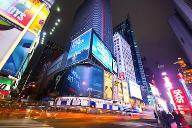 Таймс-сквер с большим количеством рекламных щитов