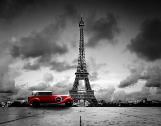 Эйфелевая башня с красным ретро-автомобилем в Париже