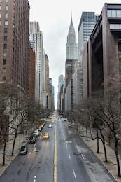 Трафик и небоскребы 42-й улицы на Манхэттене