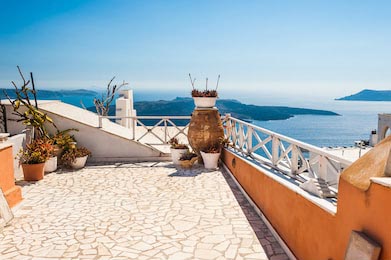 Красивый пейзаж с видом на море на террасе Санторини