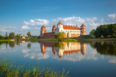 Средневековый замок у воды в Мире, Беларусь