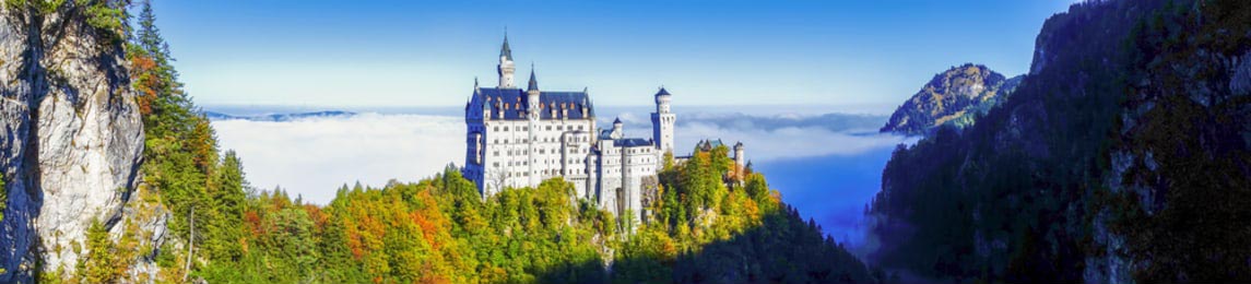 Панорама на знаменитый замок Нойшванштайн в Баварии