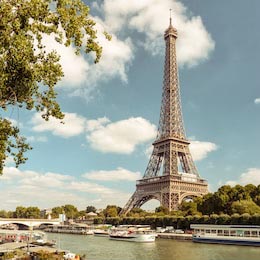 Полуденный вид Эйфелевой башни на реке Сене в Париже