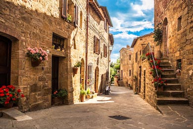 Старинная каменная улица города Тоскана в Италии