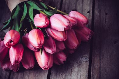 Букет весенних розовых тюльпанов на винтажной доске