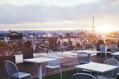 Солнечная терраса ресторана в Париже с видом