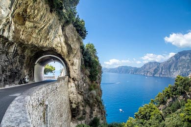 Побережье Амальфи в Италии с автомобильным тунелем